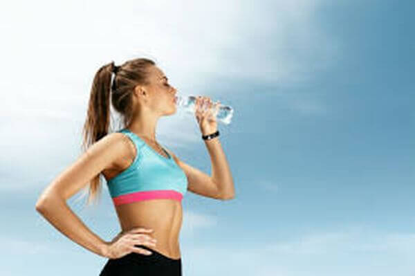 runner drinking water