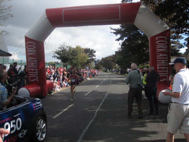 Laura Crowe wins 2014 Womens Mini-Marathon